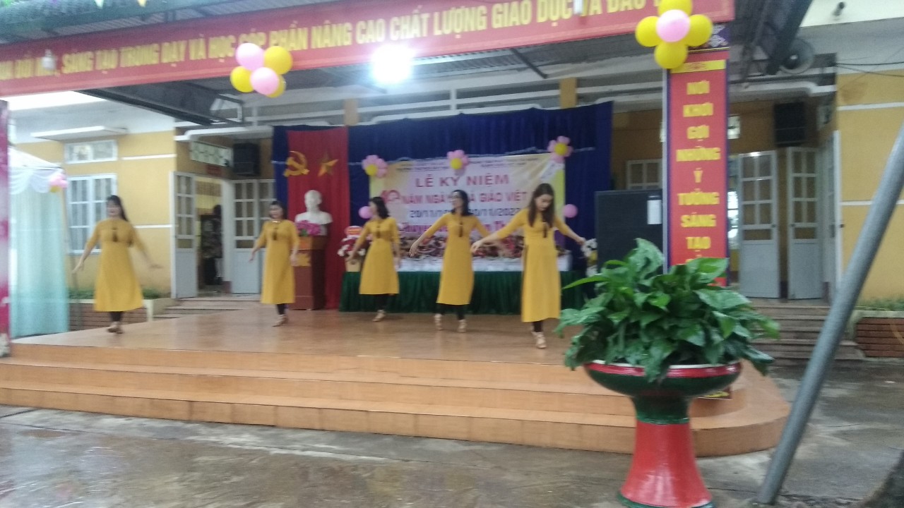 Mái trường - Ngôi nhà thứ hai luôn là nơi lưu lại những dấu ấn đáng nhớ nhất cuộc đời mỗi con người. Tháng 11 lại về, tháng của những yêu thương và đong đầy cảm xúc nhất của mỗi học sinh dành cho các thầy các cô của mình. Nhận lời mời của Trường TH và THCS Quy Hậu, Trung tâm phát triển tài năng Superkids Việt Nam rất vinh dự được về với ngôi trường thân yêu và tổ chức chuyên đề" Biết ơn thầy cô".