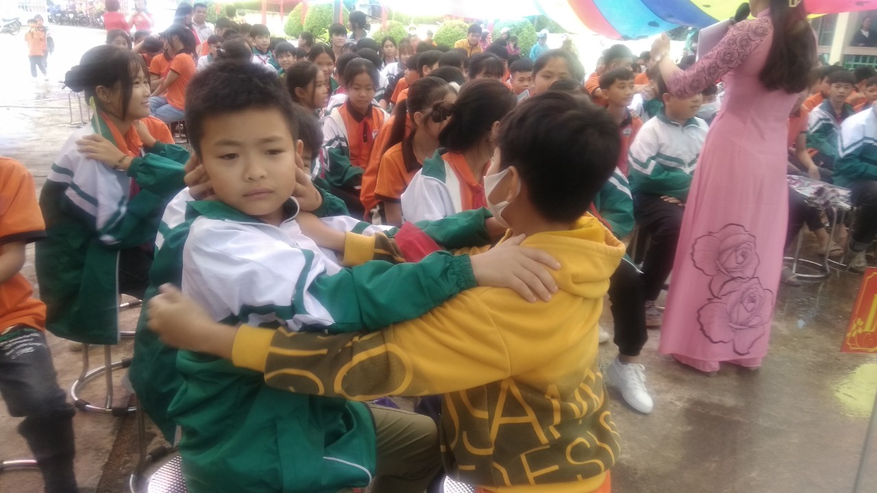 Khởi động buổi chuyên đề là trò chơi đấm bóp dành cho các em học sinh.