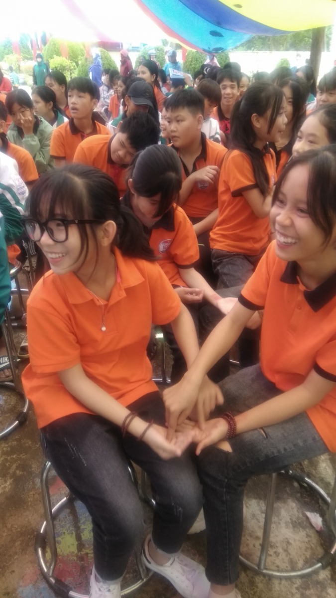 Các em học sinh đang rất thích thú với trò chơi khởi động đấm bóp.