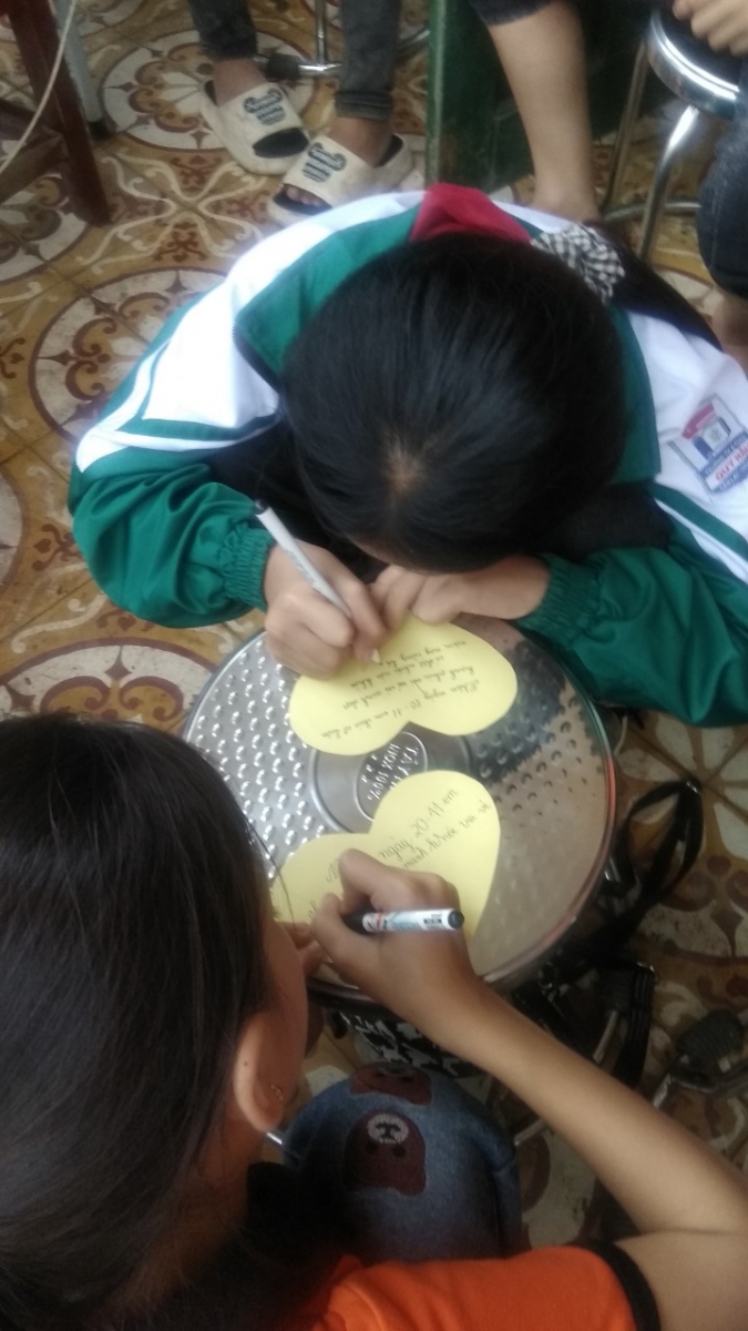 Hoạt động viết lời yêu thương của các em học sinh Trường TH và THCS Quy Hậu