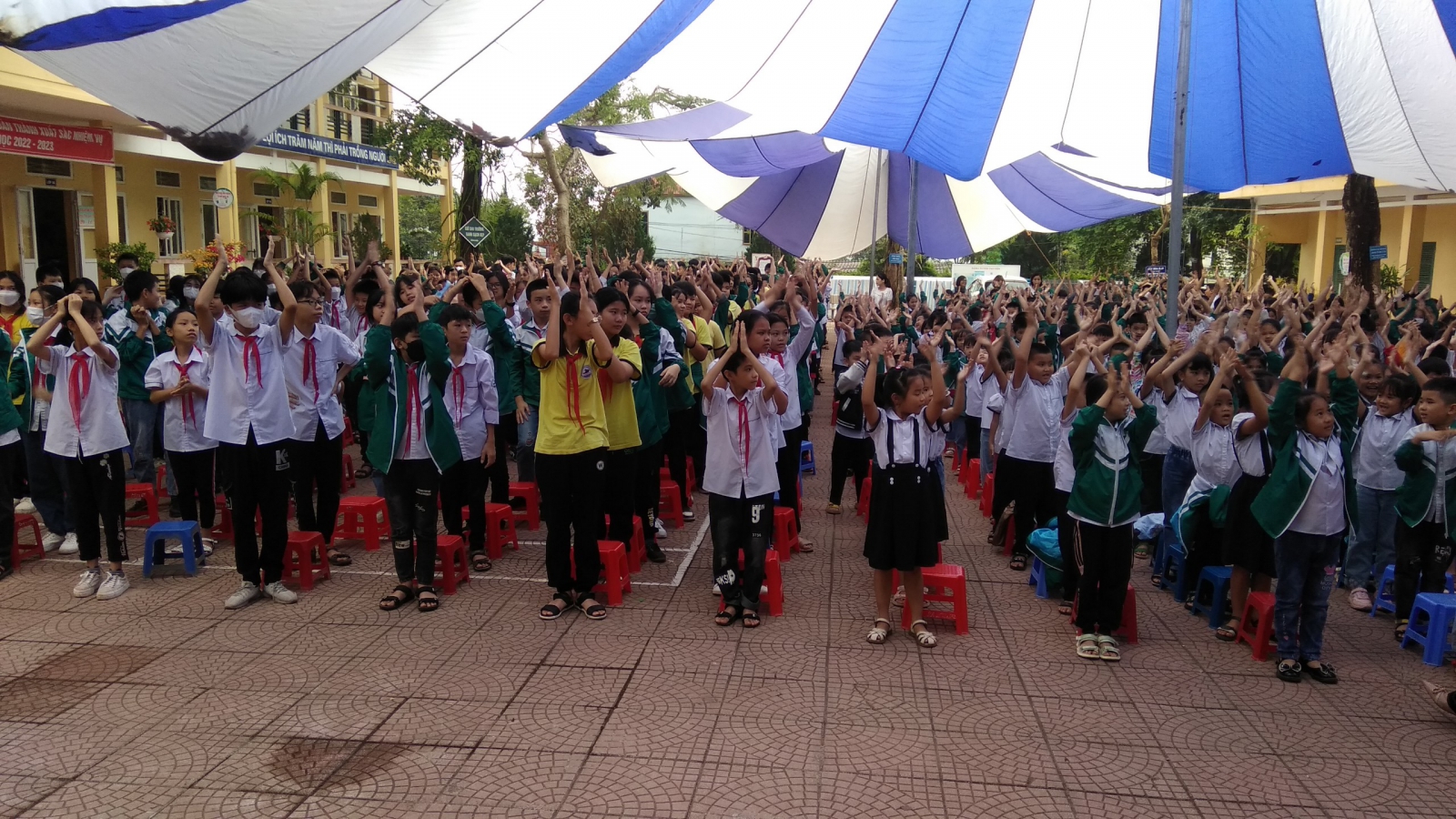 Sáng nay ngày 21/11/2022, Trung tâm phát triển tài năng Superkids Việt Nam kết hợp với Trường TH và THCS Cù Chính Lan đã tổ chức buổi ngoại khoá với chủ đề "Văn hoá ứng xử học đường" Buổi ngoại khoá có sự tham gia của diễn giả, MC Nguyễn Thuý Ngần. Về phía nhà trường có Cô PHT , Các thầy cô giáo trong nhà trường cùng toàn thể học sinh trong nhà trường.