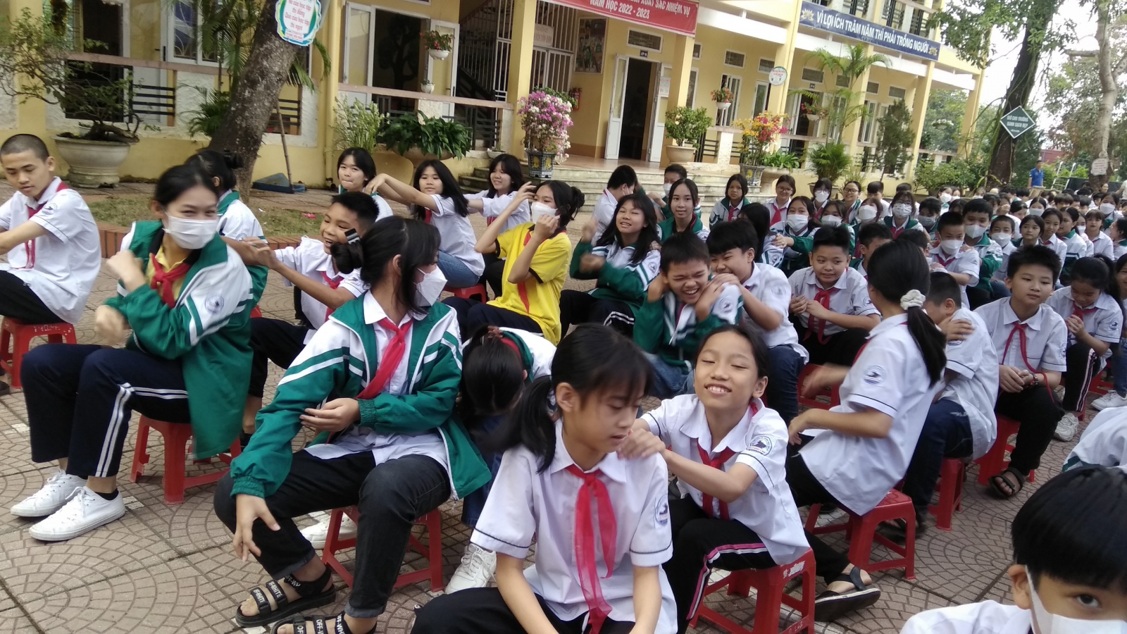 Mở đầu buổi ngoại khoá là phần khởi động rất vui và tạo được không khí cho học sinh với trò chơi" Em là người lịch sự".