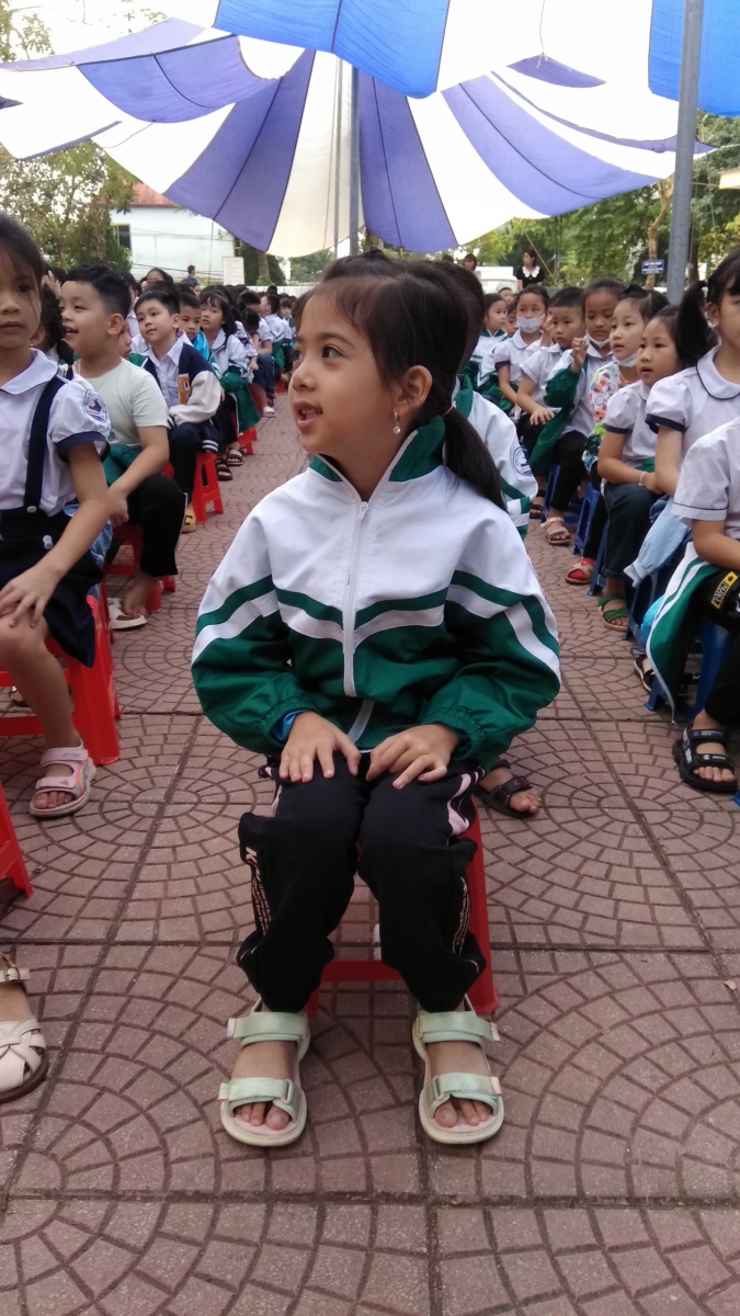 Học sinh đang thực hiện ngồi đẹp theo hướng dẫn trong trò chơi.