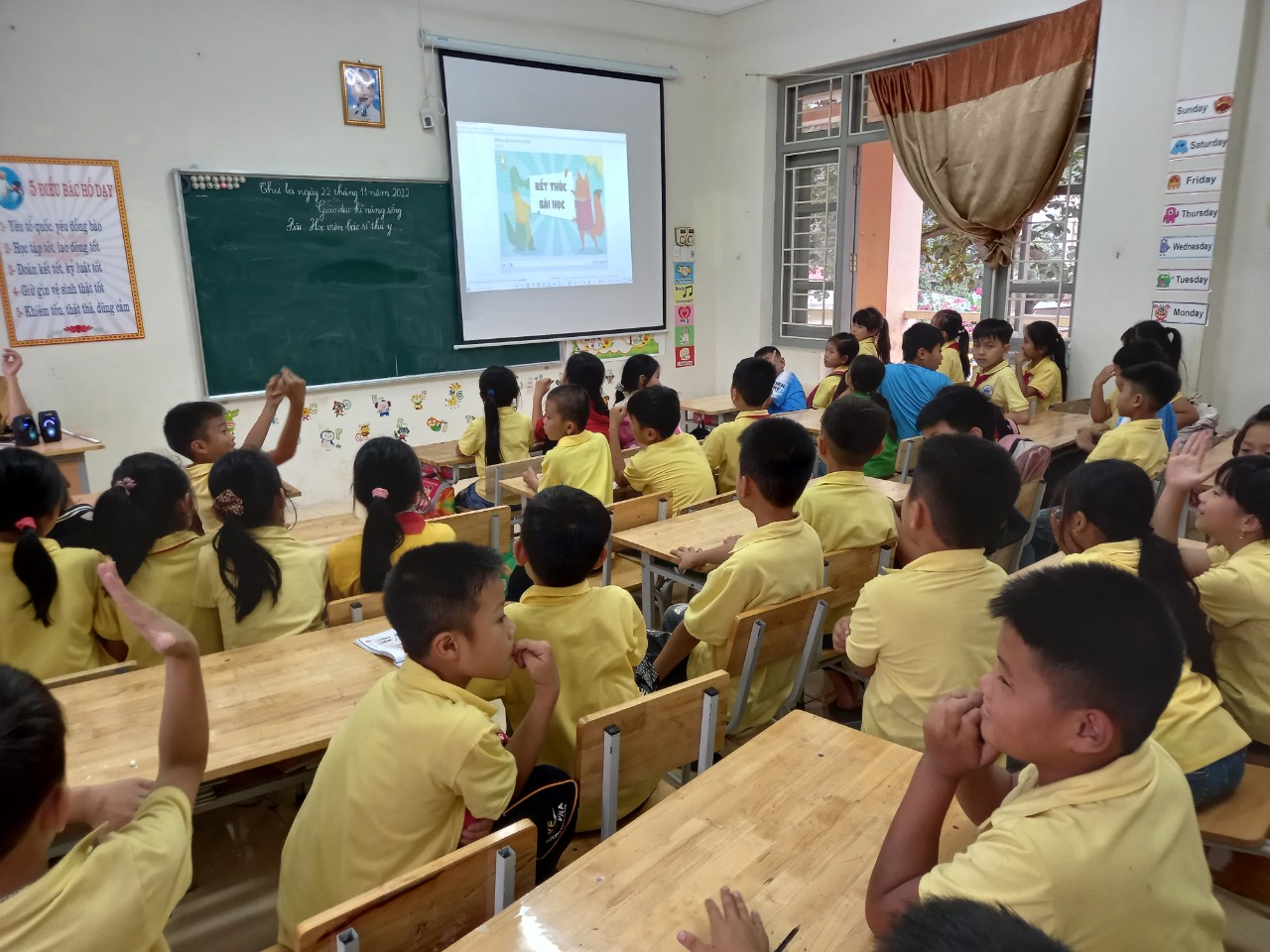 Tiết học" Học viện bác sĩ thú y" của lớp 4 Trường TH và THCS Thung Nai, huyện Cao Phong, Tỉnh Hòa Binh