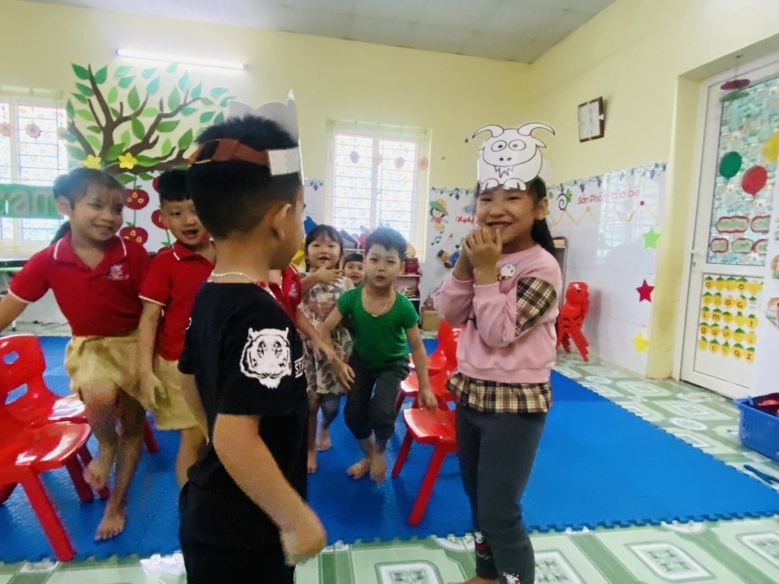 Các con lớp 5 tuổi đang thực hành với tình huống Dê trắng gặp Sói.