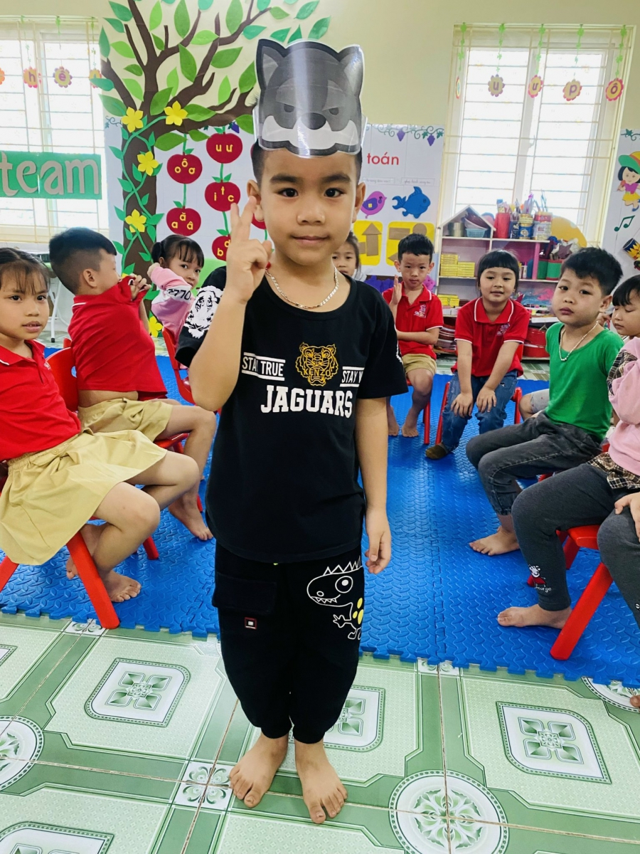 Hình ảnh chú Sói đáng yêu do các con lớp 5 tuổi đóng vai.