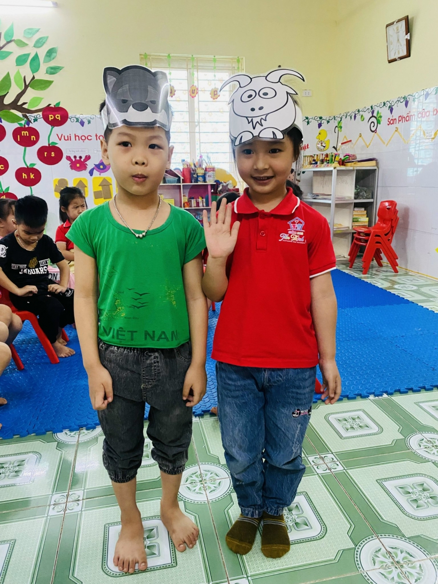 Các con đóng vai Dê trắng, Dê đen rất đáng yêu và ngộ nghĩnh.