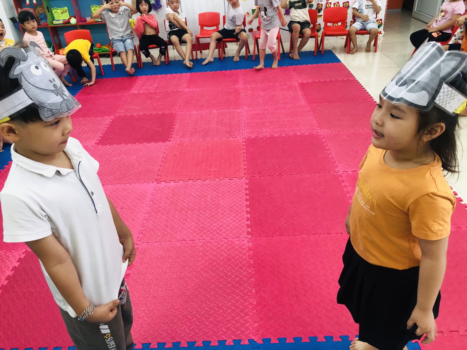 Các bé 5 tuổi diến xuất lại tình huống Dê đen gặp Sói.