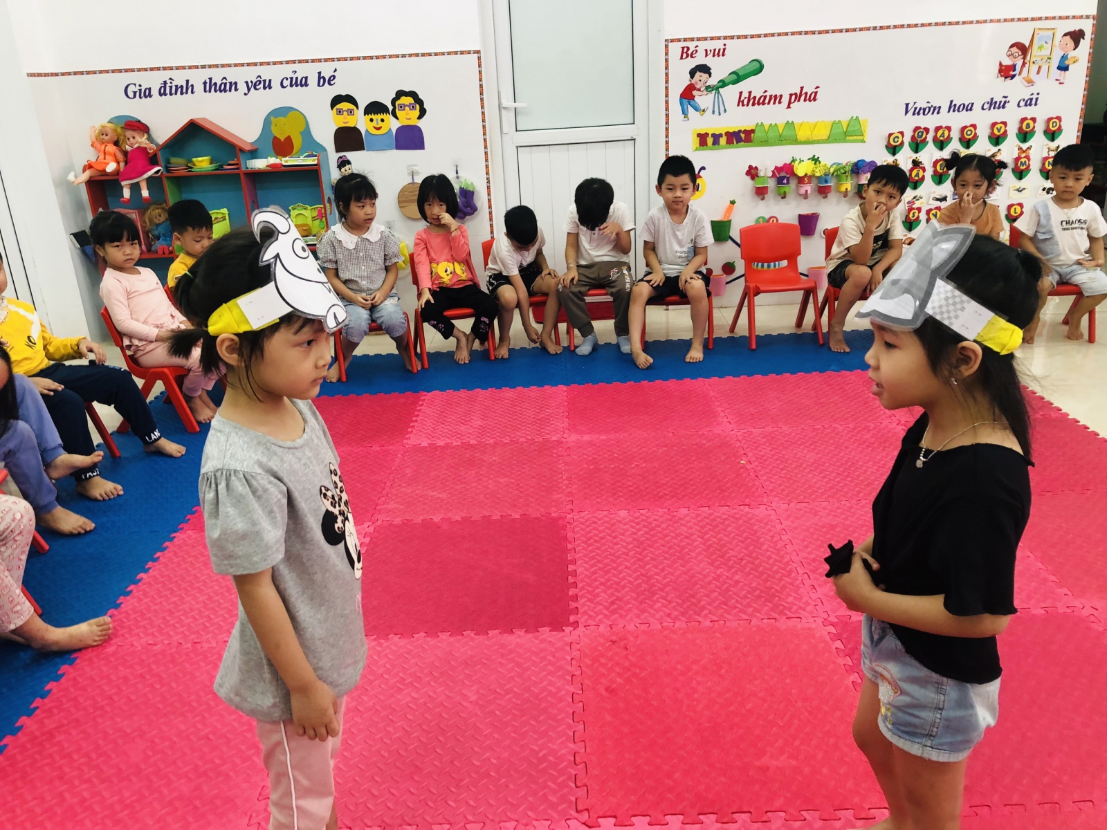 Các bé diễn lại tình huống Dê trắng gặp Sói và run sợ trước Sói hung ác.