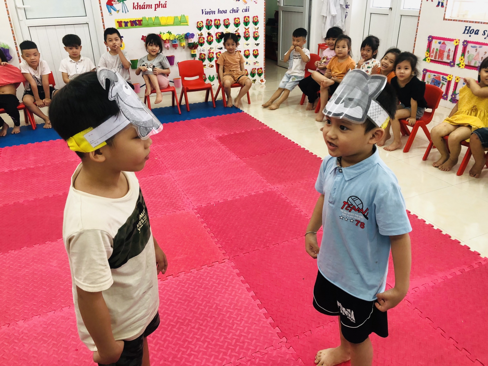 Các bé trong tình huống Dê đen gặp Sói với phong thái dũng cảm.