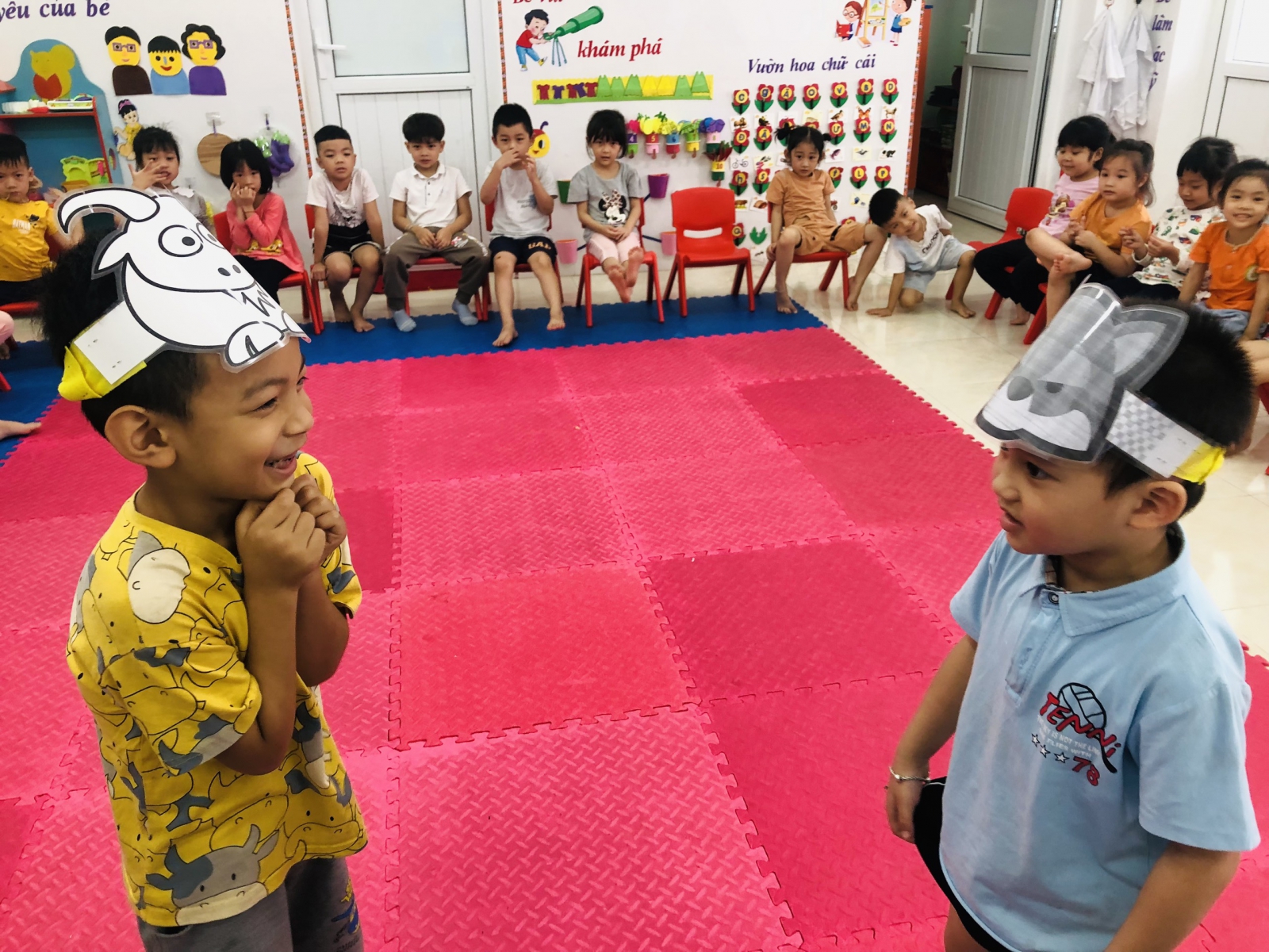 Biểu cảm diễn xuất run sợ trước Sói của Dê trắng với khả năng diễn xuất của các bé lớp 5 tuổi C Trường mầm non Đồng Tiến_tp Hòa Bình.