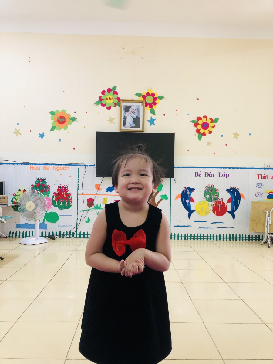 Bé tự tin giới thiệu về bản thân và giới thiệu về bố của mình.