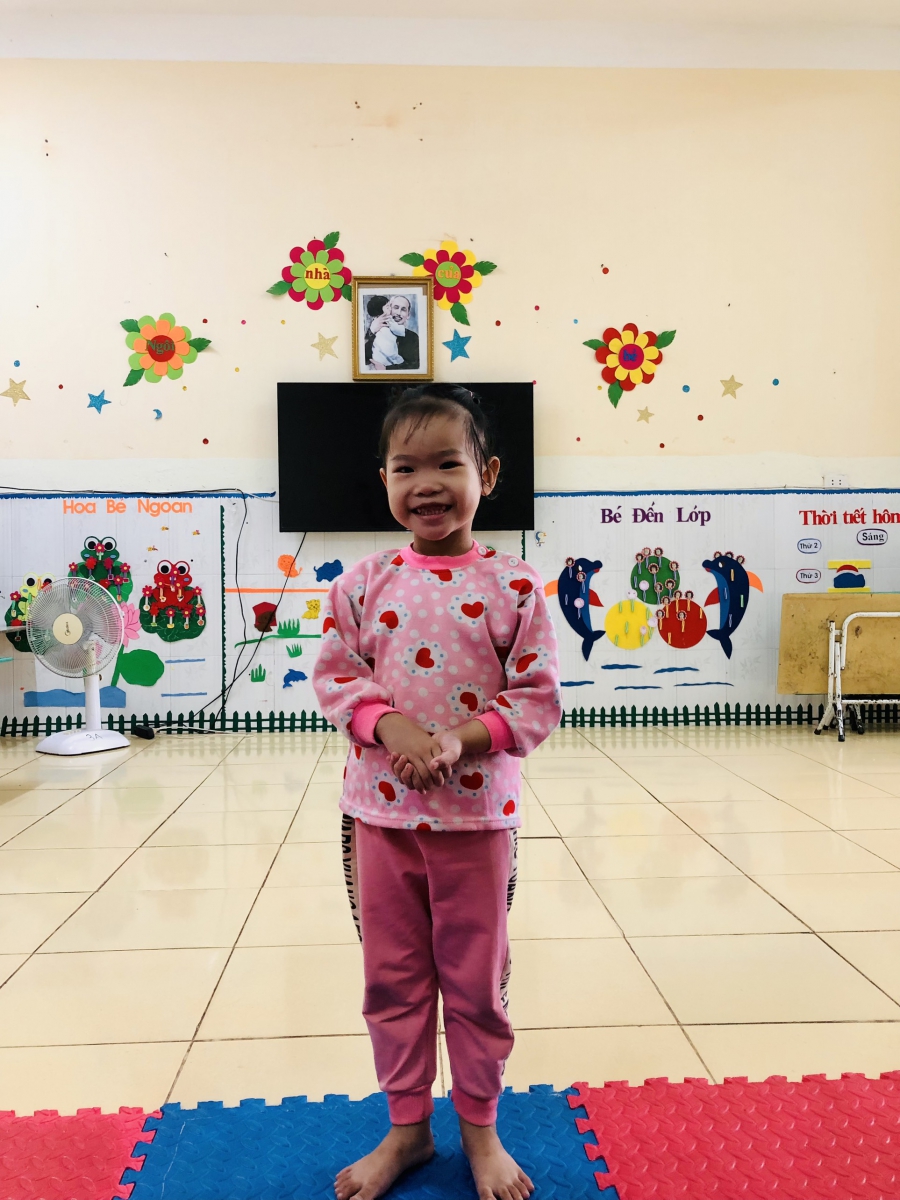 Bé tự tin, đáng yêu với phần giói thiệu về bản thân.