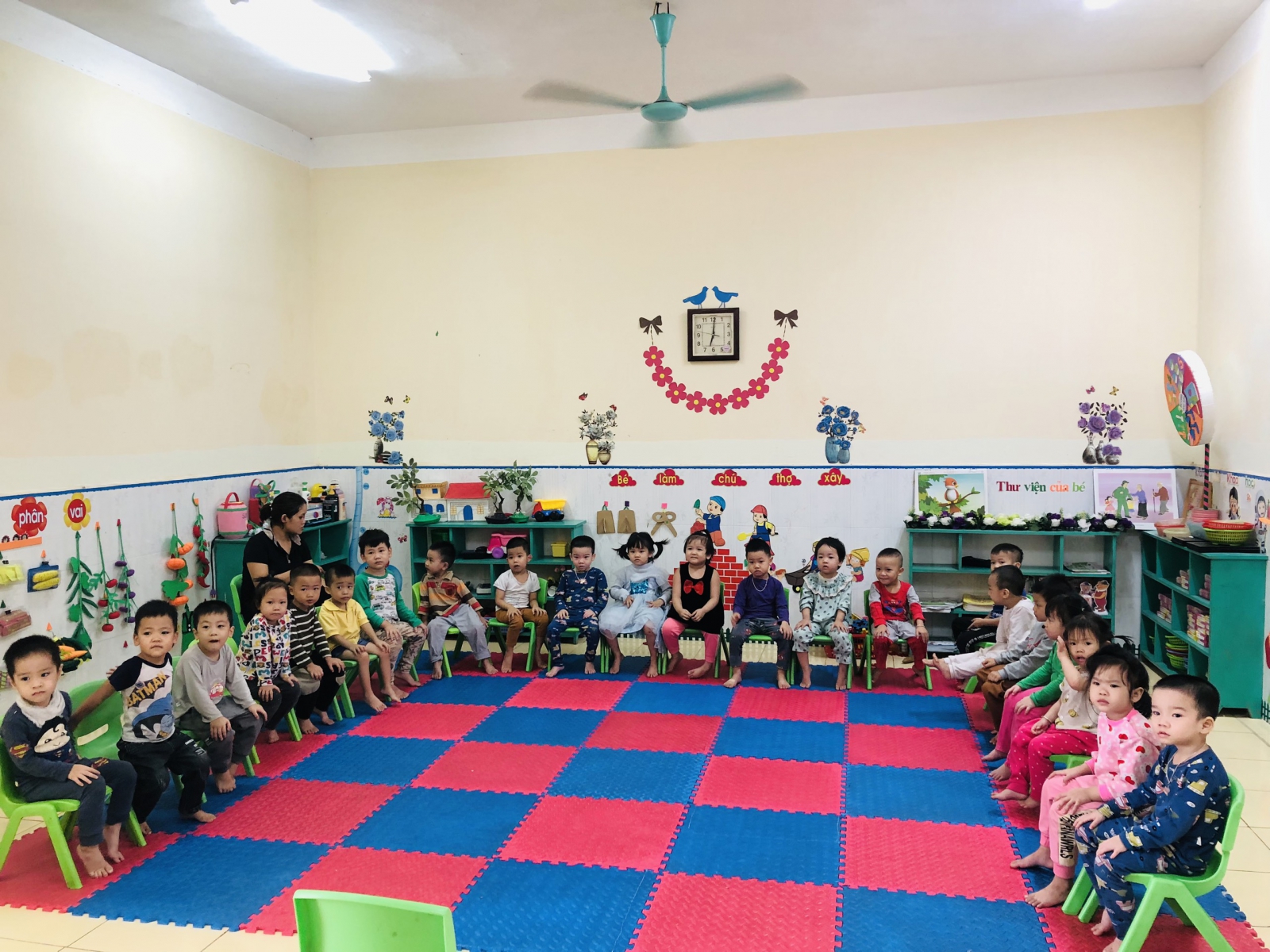 Tiết học Thực hành luyện giọng MC Nhí thuyết trình giới thiệu bản thân và gia đình thân yêu.