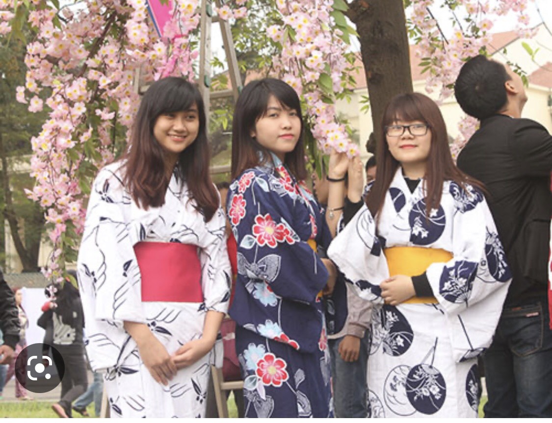 Giải đáp một số câu hỏi mà du học sinh Nhật hay thắc mắc nhất Du học Nhật Bản là một con đường mà rất nhiều các bạn trẻ tin tưởng và phát triển tương lai của mình. Khi mới tìm hiểu về du học Nhật Bản thì chắc hẳn ai cũng sẽ có những bỡ ngỡ hay thắc mắc về thông tin. Dưới đây Kokoro tổng hợp những câu hỏi mà các bạn hay thắc mắc nhất và kèm câu trả lời. Các bạn lưu lại để sử dụng mỗi khi cần nhé.  ❓Có phải thời gian nào cũng có thể du học Nhật Bản được không? Tại Nhật Bản, trong một năm sẽ có bốn kỳ nhập học, đó là các kỳ tháng 4 – 7 – 10 và tháng 1. Trong đó kỳ tháng 4 và tháng 10 là các kỳ tuyển sinh chính của các trường. ❓Cần phải chuẩn bị giấy tờ trước kỳ nhập học bao lâu? Tuỳ vào địa phương và trường học mà thủ tục sẽ khác nhau, tuy nhiên thông thường bạn phải hoàn tất cả các thủ tục giấy tờ trước khi nhập học 5 tháng. Bên cạnh đó, cũng có những trung tâm du học có thể giúp bạn nộp trễ hơn thời hạn, chỉ cần 3 – 4 tháng trước khi nhập học ❓Có phải tất cả các trường học đều nhận du học sinh 4 lần trong năm? Tuỳ vào trường mà thường các trường chỉ nhận du học sinh 2 lần trong năm là vào tháng 4 và tháng 10. Ngoài ra nếu số lượng đăng ký đã đủ thì trường cũng sẽ ngừng nhận tuyển sinh thêm nữa. ❓Đối tượng nào có thể đăng ký du học Nhật Bản? Có thể nhập học ở bất cứ kì nhập học nào đúng không? Tuỳ vào mỗi trường mà điều kiện nhập học sẽ có những yêu cầu chứng chỉ năng lực Nhật ngữ khác nhau. Đối với kì nhập học tháng 1, có nhiều trường quy định nếu học viên chưa đạt trình độ trung cấp, tương đương trình độ N4 hoặc N3 của kì thi năng lực Nhật ngữ – JLPT thì không thể đăng ký. Trong khi đó, đối với các kì nhập học tháng 4, chỉ cần bạn có chứng chỉ N5 là đã có thể nhập học. Đối với các kì nhập học tháng 7 hoặc tháng 10 cũng đòi hỏi học viên có trình độ Nhật ngữ từ sơ cấp đến trung cấp.  