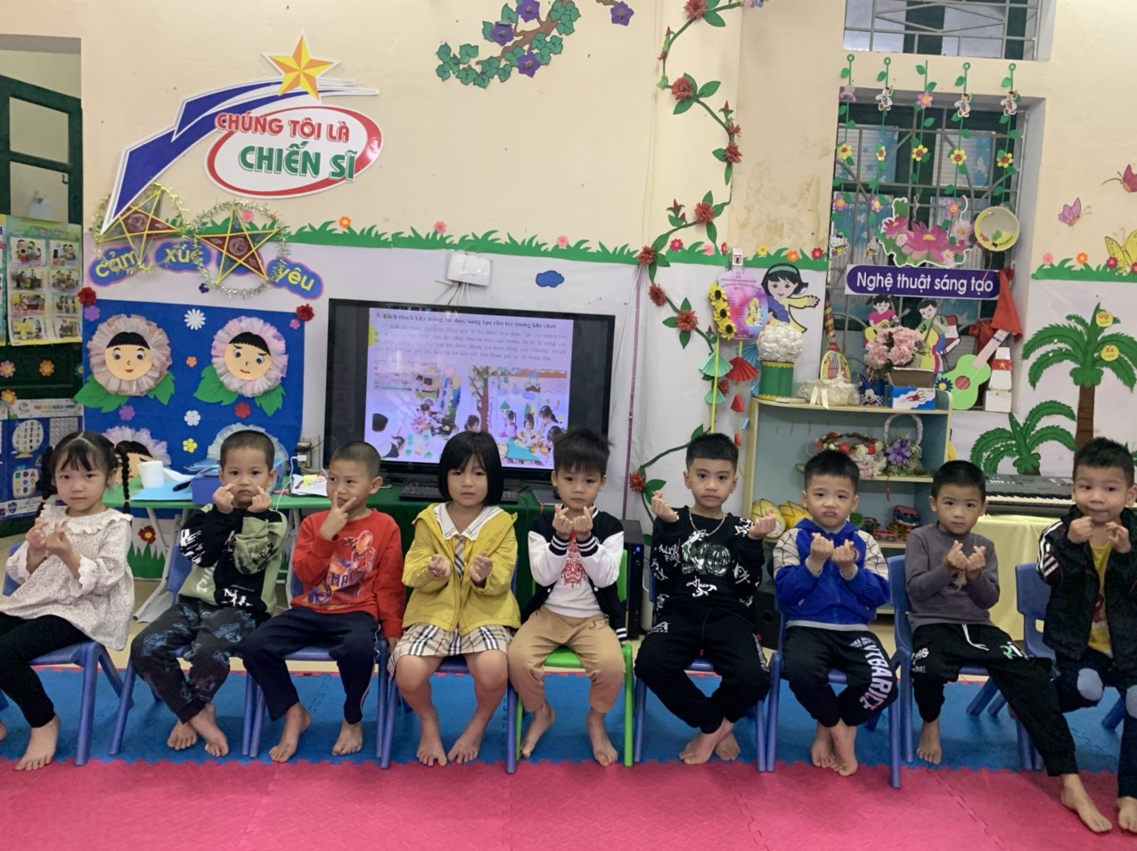 Các bé lớp 5 tuổi A1 Trường mầm non Thái Bình_tp. Hòa Bình đang làm theo hiệu lệnh trò chơi gió thổi.