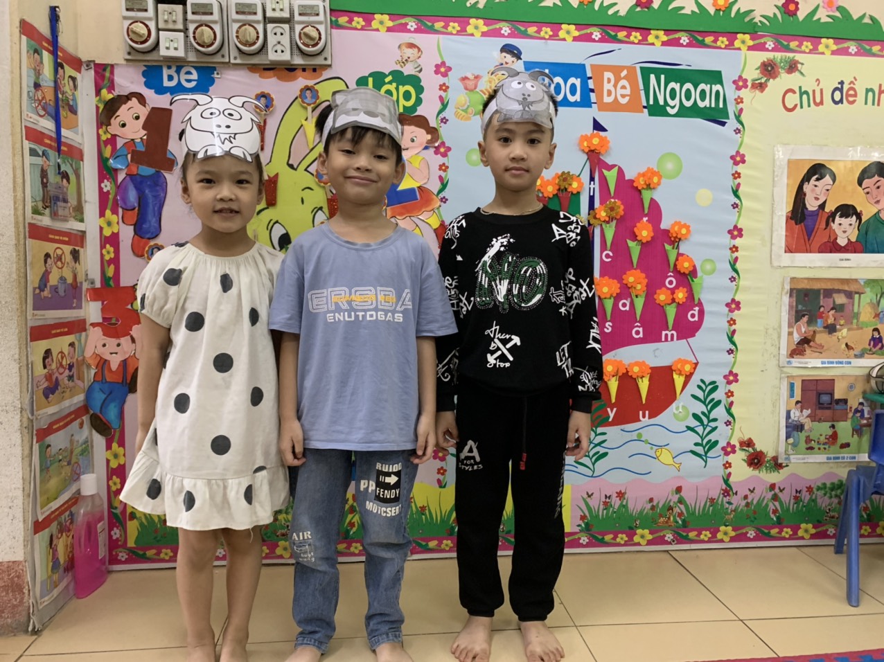 Các bé hóa thân thành các nhân vật Sói, Dê đen, Dê trắng.