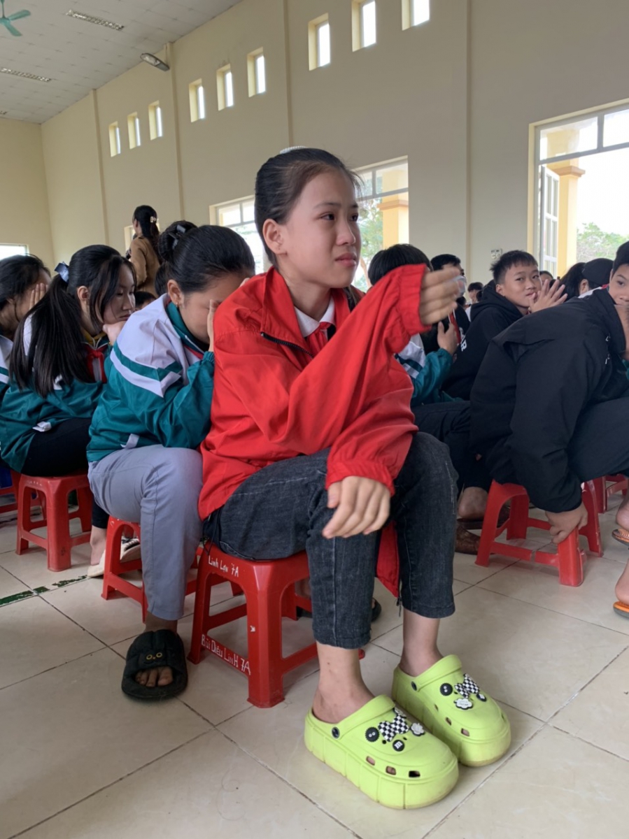 Học sinh xúc động trước những câu chuyện của diễn giả trong chuyên đề.