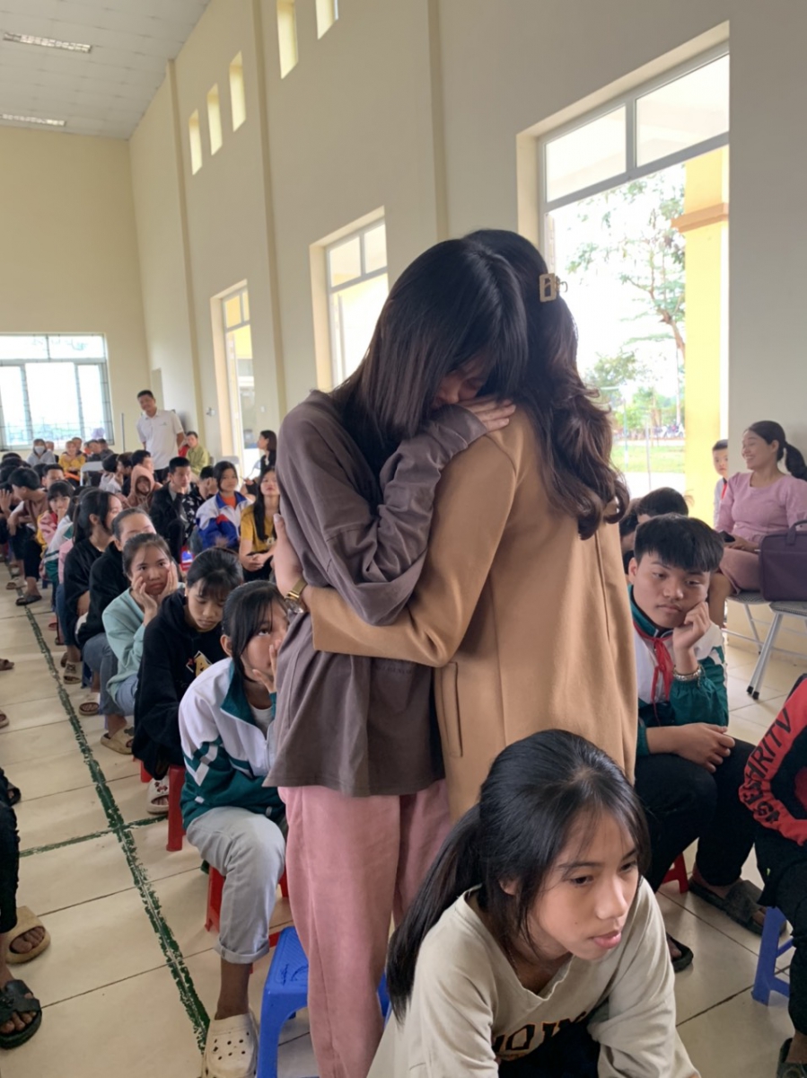 Diễn giả Thúy Ngần chia sẻ cùng học sinh lớp 9 với những lời cảm ơn, xin lỗi chân thành nhất.