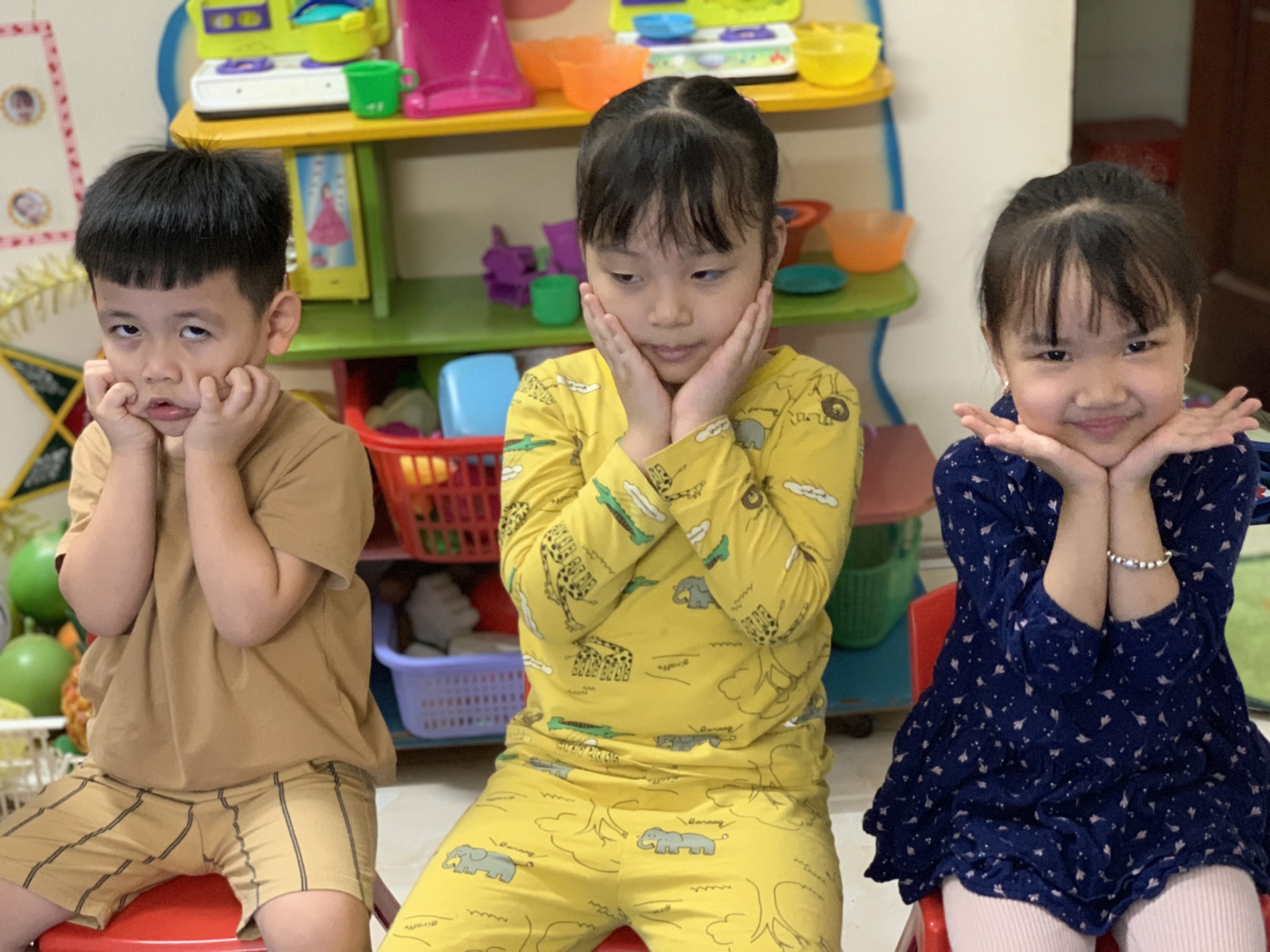 Các bé lớp 4 tuổi Mầm non Sơn Ca_tp Hòa Bình với trò chơi hoa nở mùa xuân