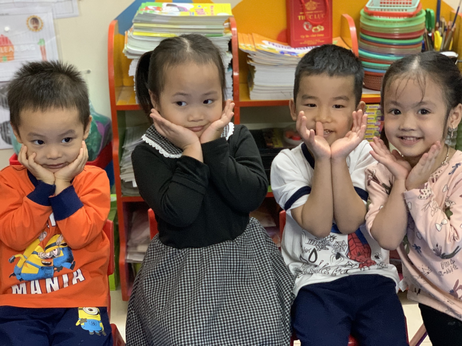 Các bé với biểu cảm hoa nở khi mùa xuân đến.