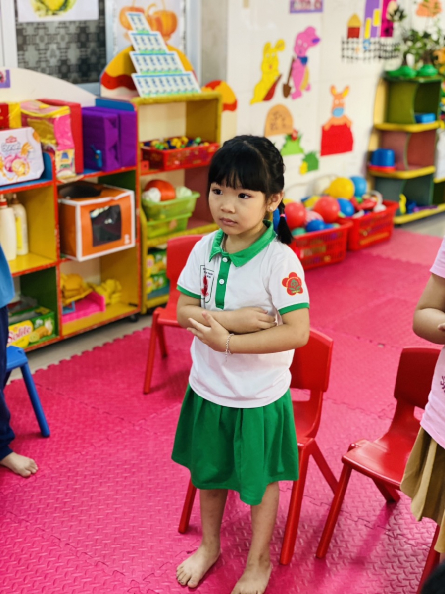 Bé hứng thú với trò chơi khi bạn của mình tổ chức.