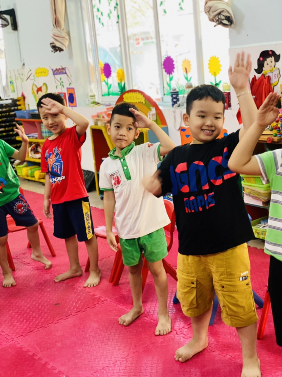 Học sinh lớp Doremon 2_ Trường mầm non Sao Mai_Tp Hòa Bình với tiết học kỹ năng hoạt náo rất vui vẻ và sinh động