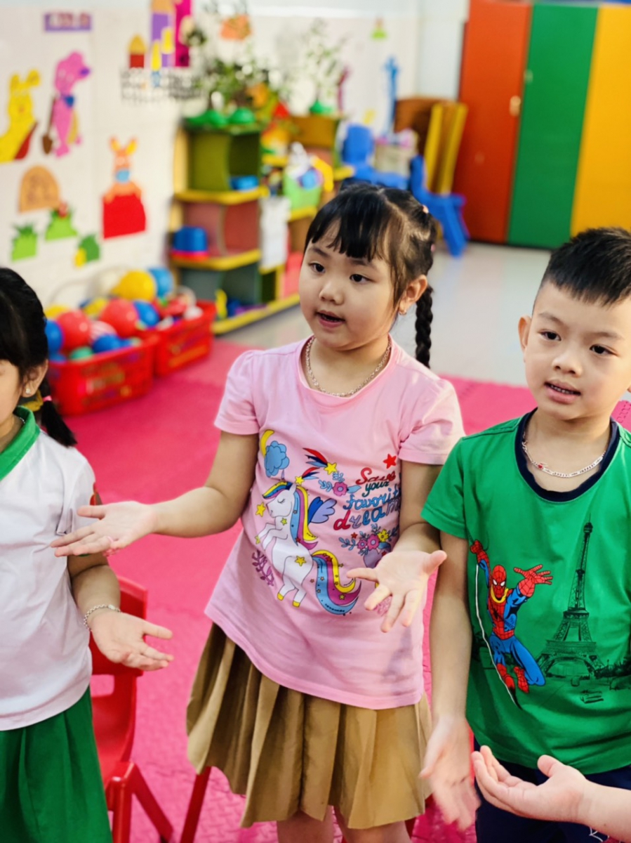 Các bé lơp Doremon 2 đang thể hiện khả năng diễn tả các hành động trong trò chơi.