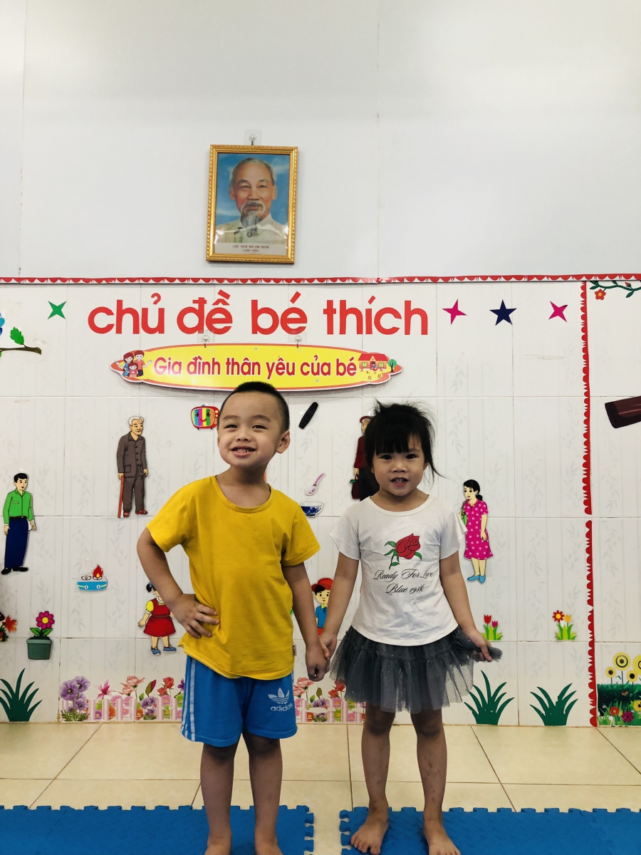 Các bé lớp 3 tuổi đang thể hiện màn đi catwalk rất chuyên nghiệp và tự tin.