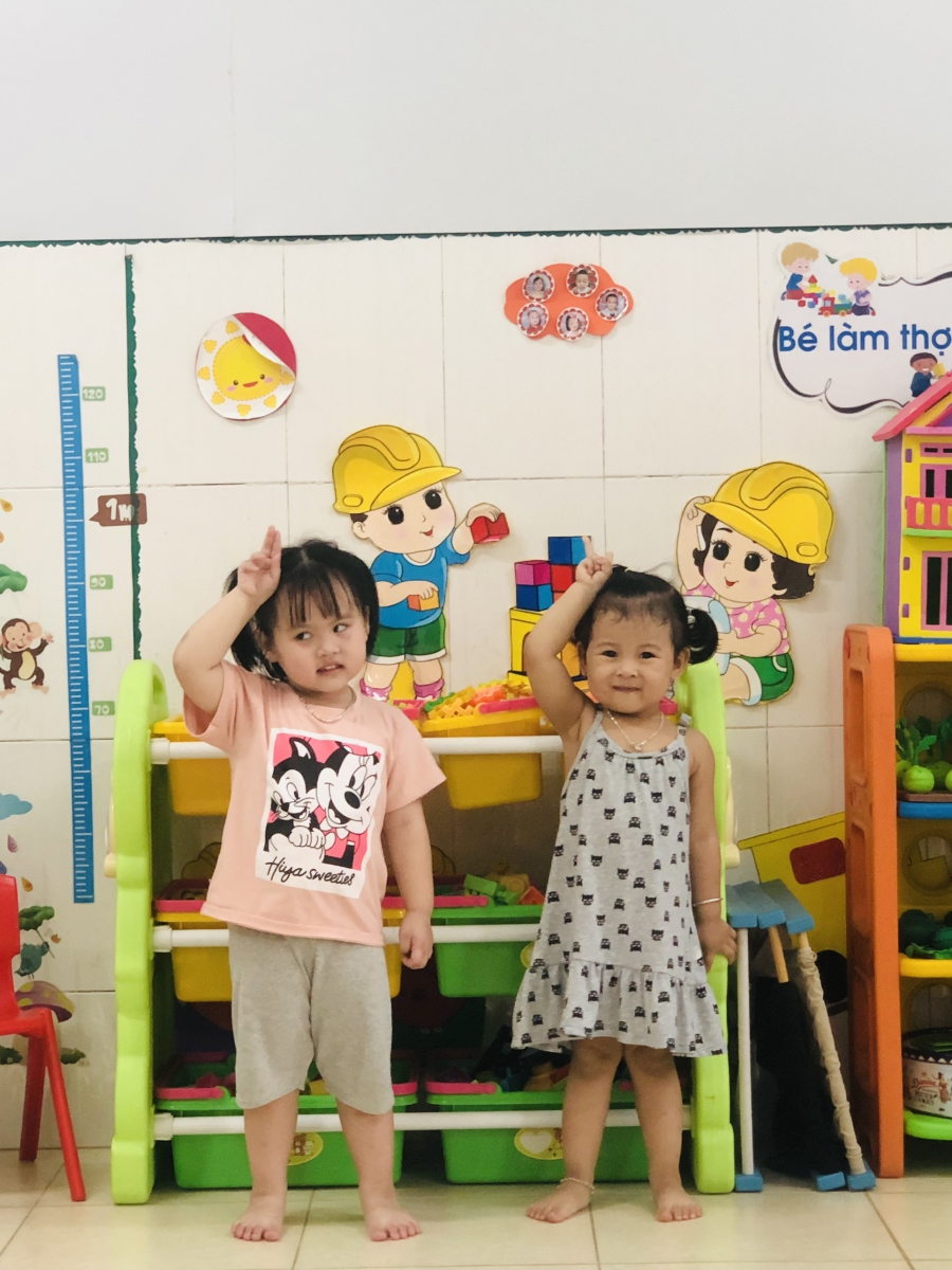 Các bé tự tin và tạo dáng rất đáng yêu trước lớp.