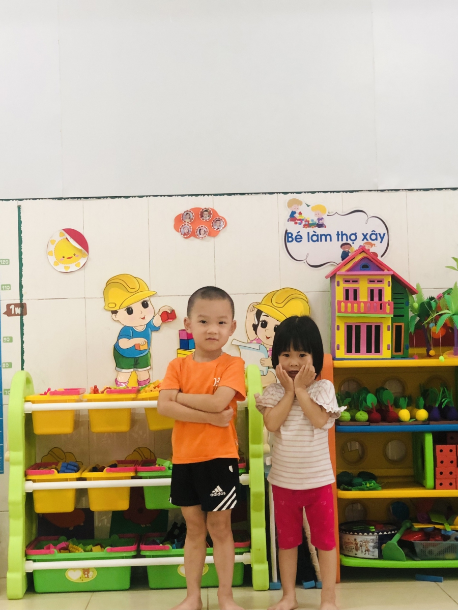 Bé lớp 3 tuổi tạo dáng xinh đẹp trước ống kính