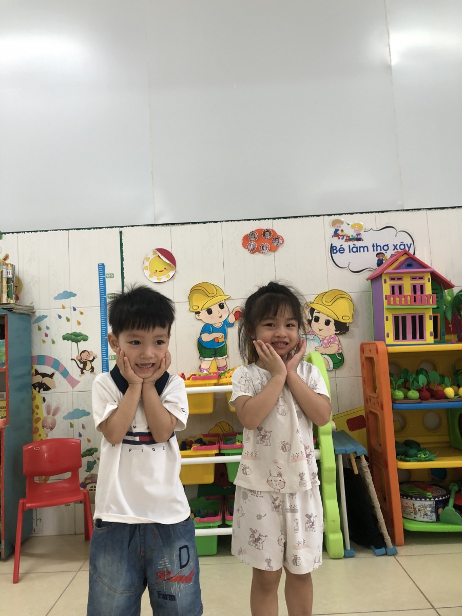 Bé tự tin thể hiện tài năng đi catwalk của mình trước đám đông