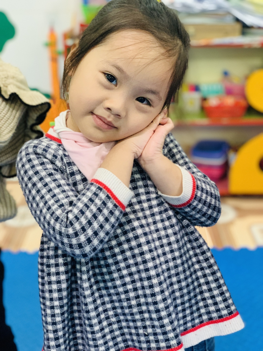 Bé tập làm quen với các cử chỉ hành động theo hình ảnh.