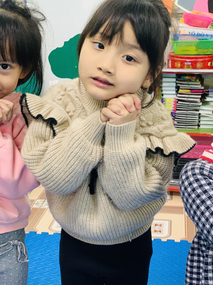 Bé thể hiện hành động qua hướng dẫn của các cô giáo