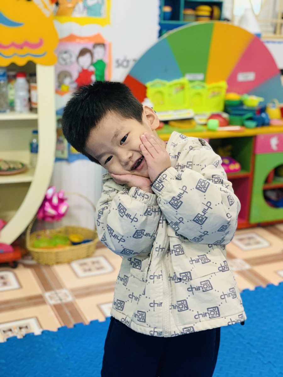 Bé tự tin thể hiện các biểu cảm đáng yêu theo hướng dẫn của các cô giáo của Trung tâm phát triển tài năng Superkids Việt Nam