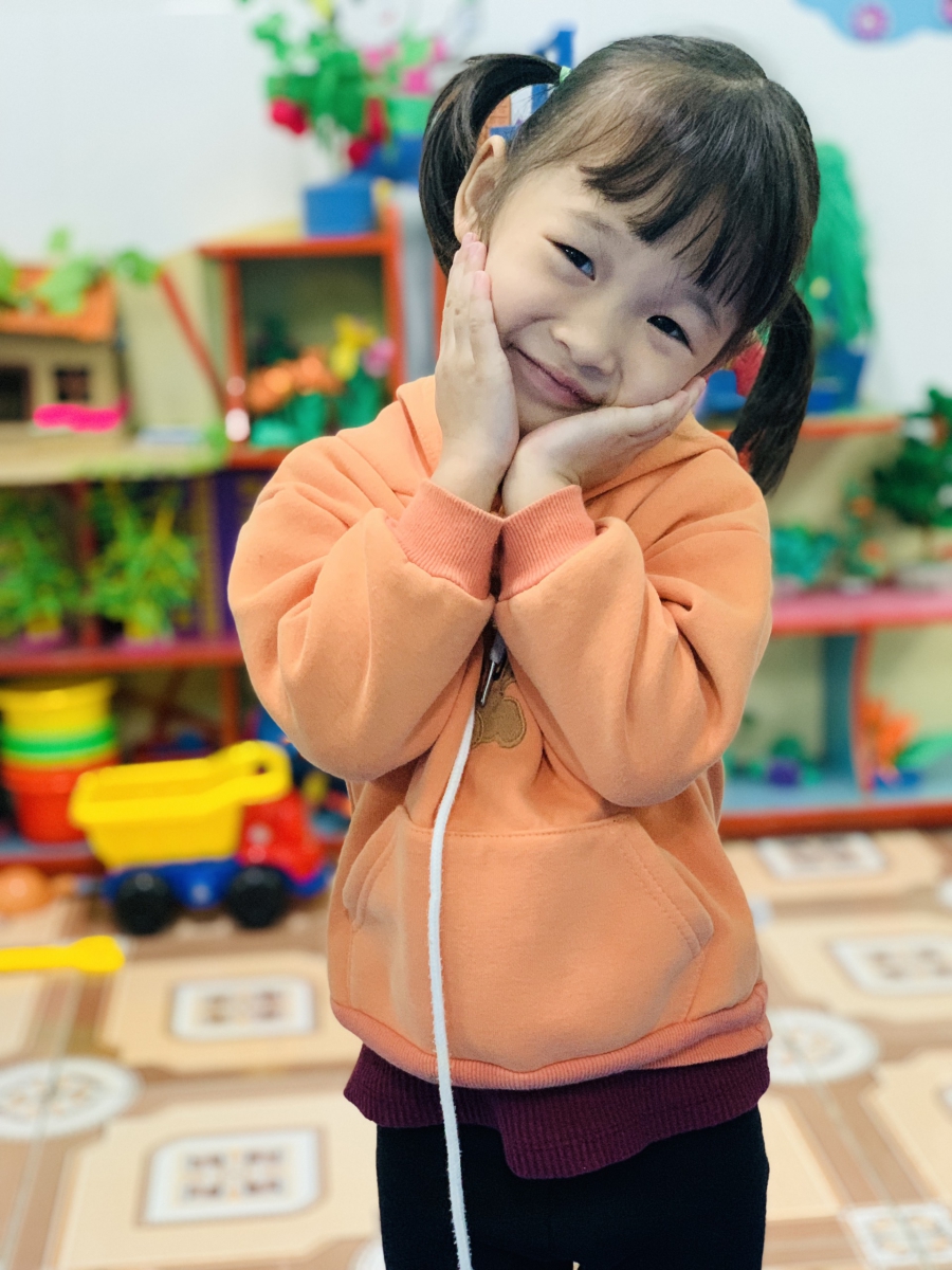 Bé 4 tuổi_ Trường mầm non Phương Lâm tập làm theo các cử chỉ hành động theo hình mấu