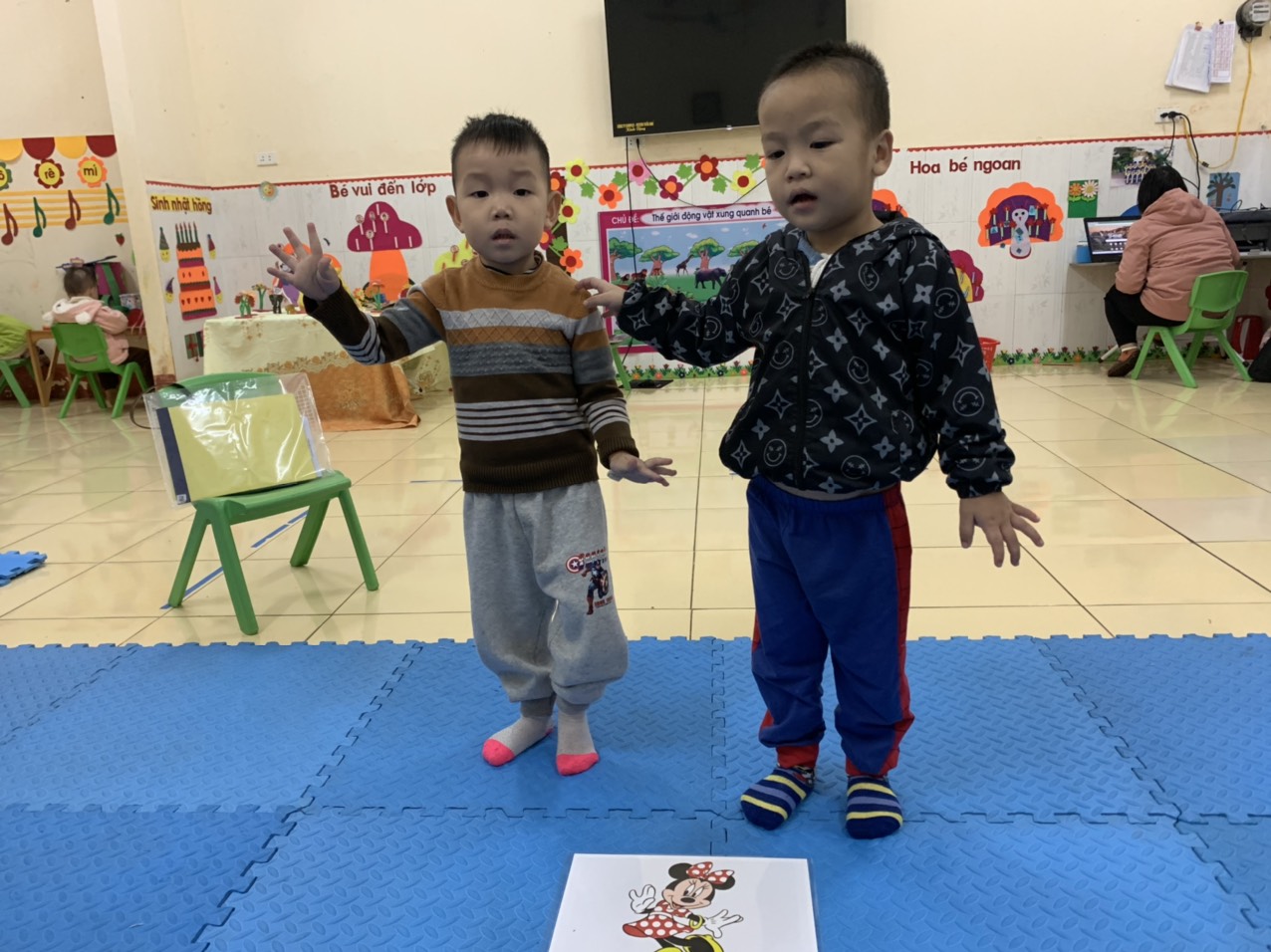 Các bé lớp 3 tuổi A1_Trường mầm non Quỳnh Lâm đang thực hiện các hành động theo ảnh