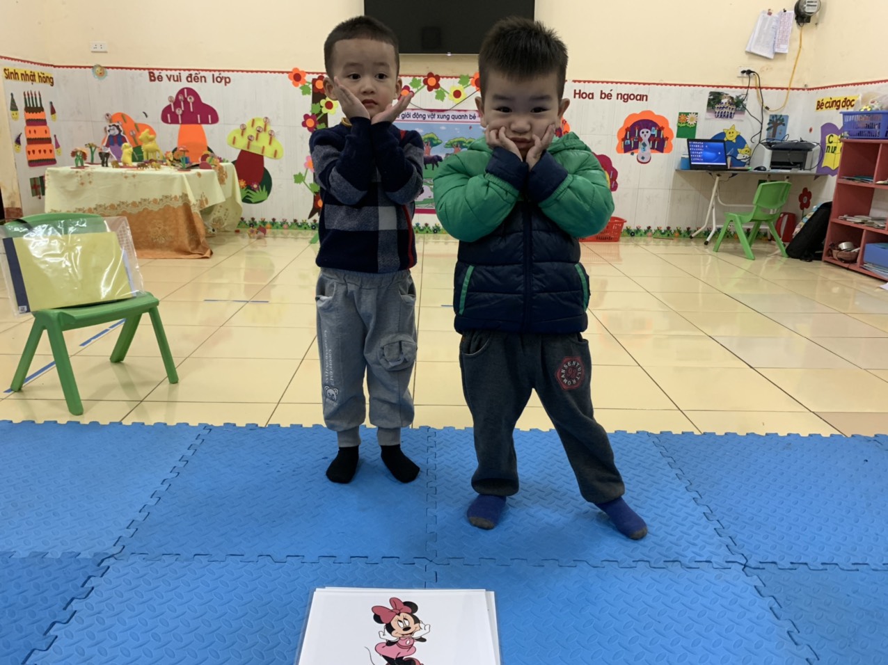 Những nụ cười đáng yêu của các bé khi tạo dáng cùng các nhân vật trong phim hoạt hình