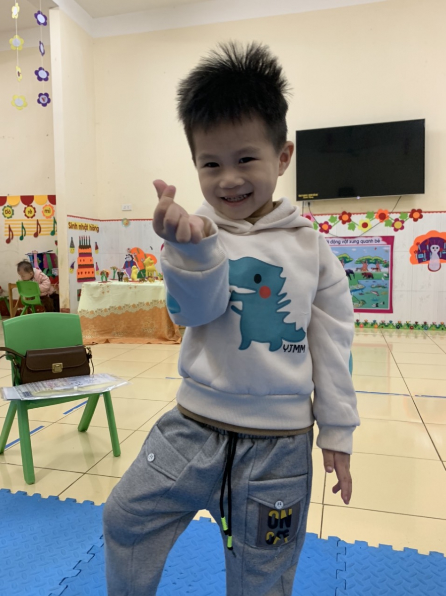 Dáng đứng rất tự tin và đáng yêu của bé Hà Đức Minh lớp 3 tuổi A2_ Trường mầm non Quỳnh Lâm