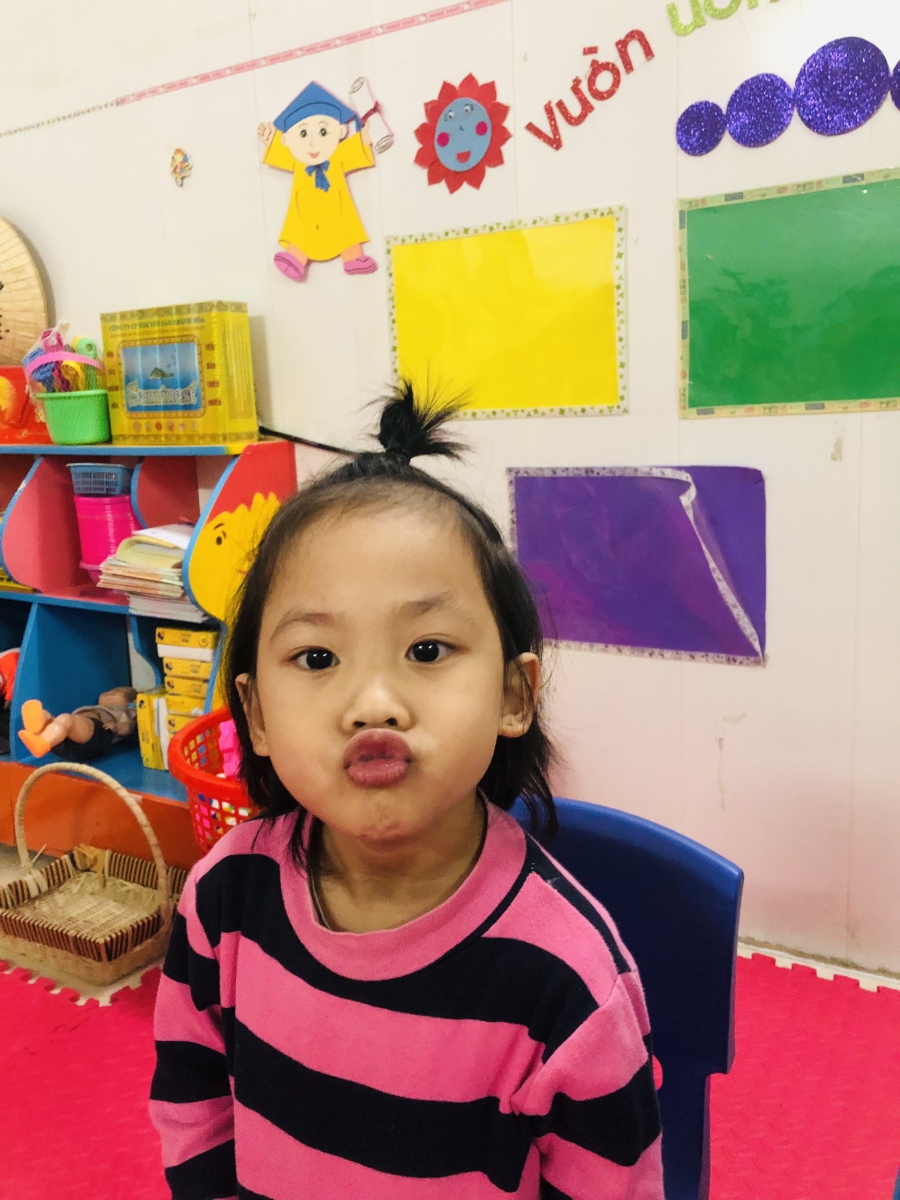 Bé biểu cảm trên khuôn mặt theo hình ảnh.