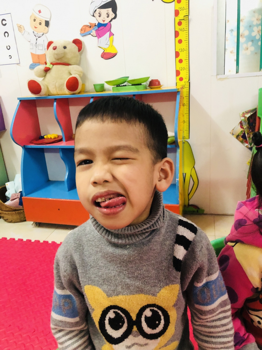 Bé thực hành vói biểu cảm trên khuôn mặt với tiết học diễn xuất.