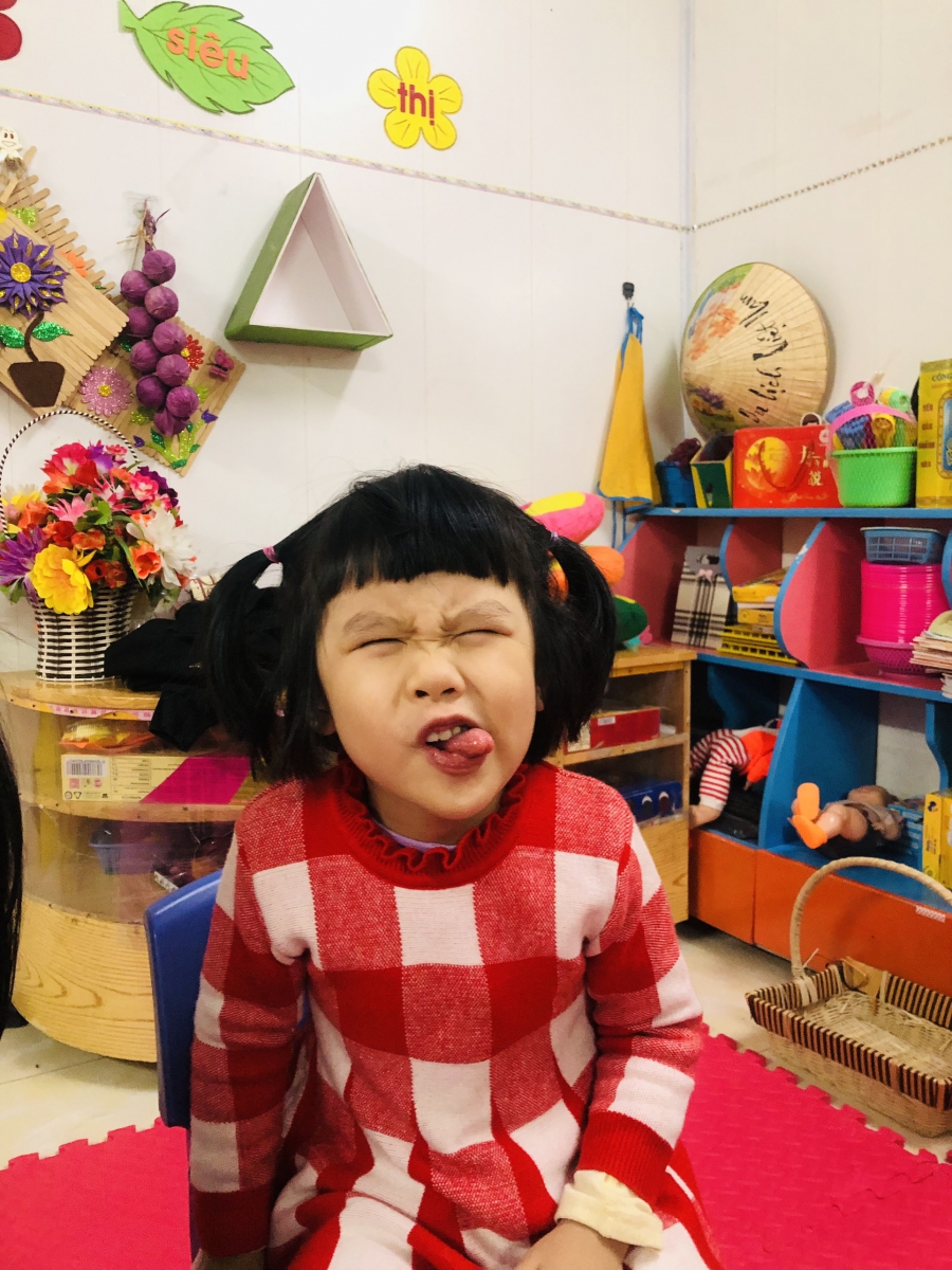 Bé thể hiện biểu cảm của mình qua khuân mặt rất đáng yêu và ngộ nghĩnh.