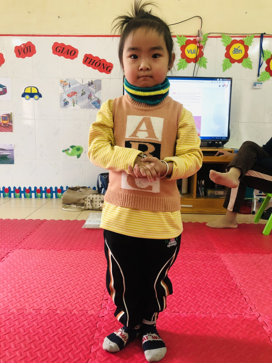 Tư thế đứng đặt chân theo hướng 10 giờ dành cho các bạn nữ