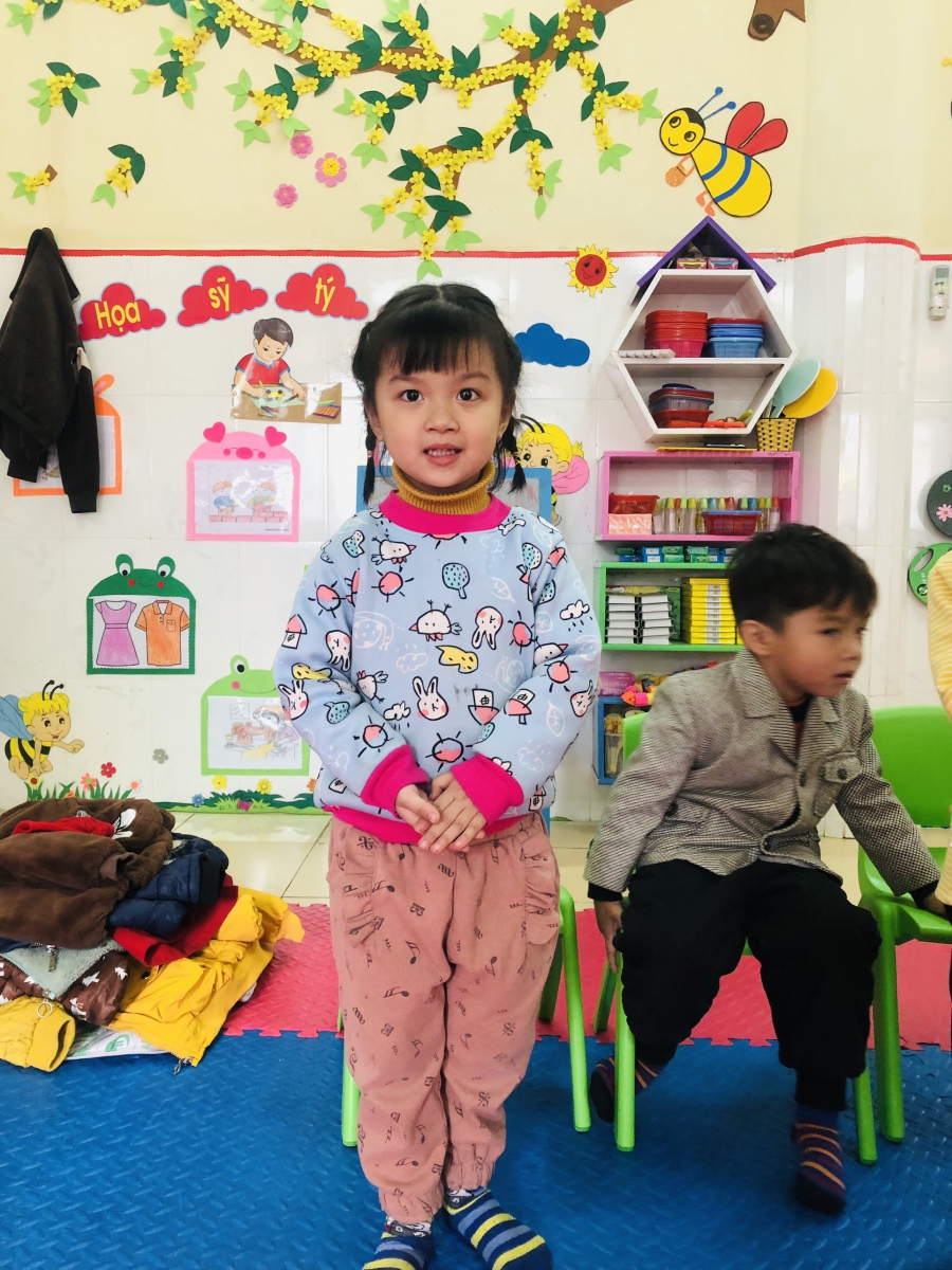 Tư thế đứng chân hướng 2 giờ của các bạn nữ