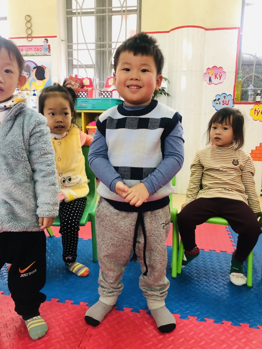 Tư thế đặt hai chân song song, áp hai lòng bàn tay vào nhau