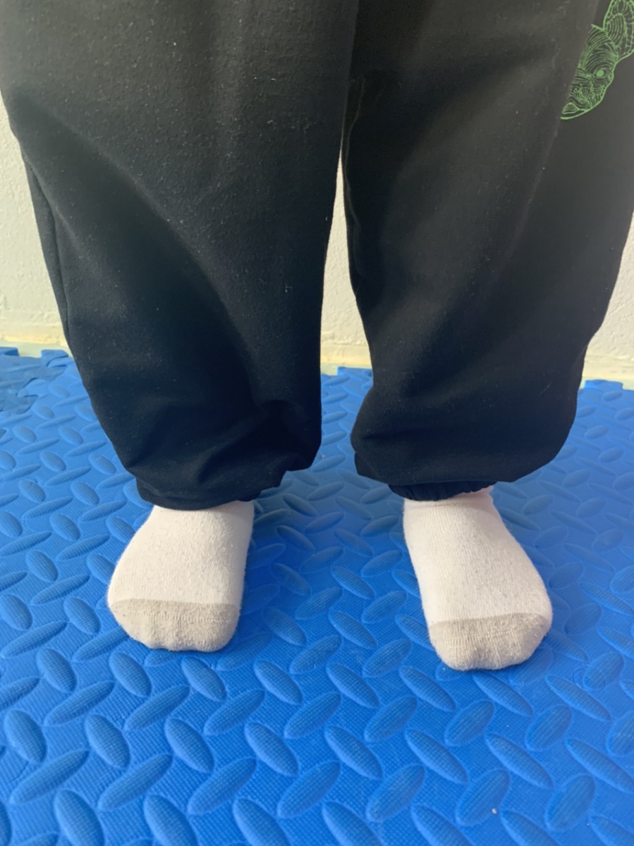 Tư thế đặt hai chân song song (đối với các bạn nam)