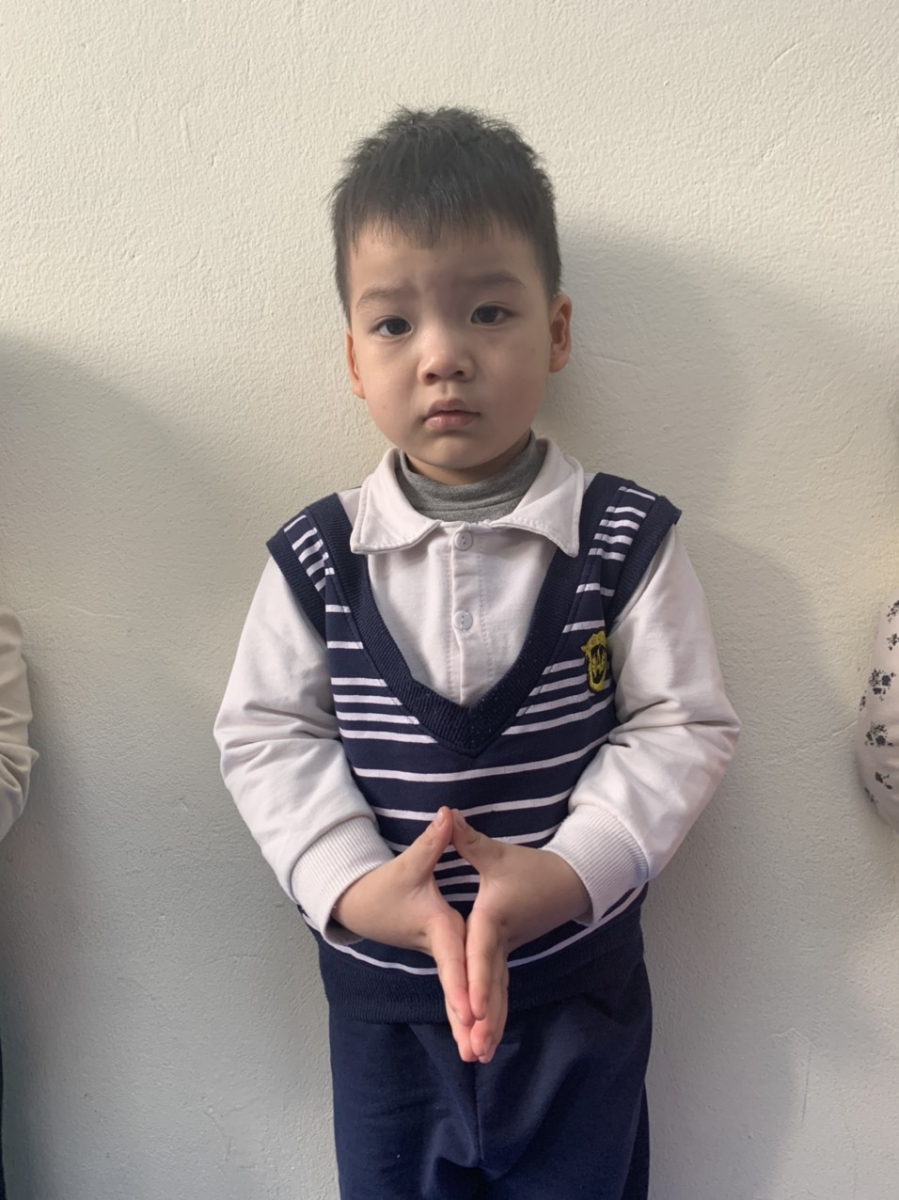 Các đầu ngón tay chạm vào nhau