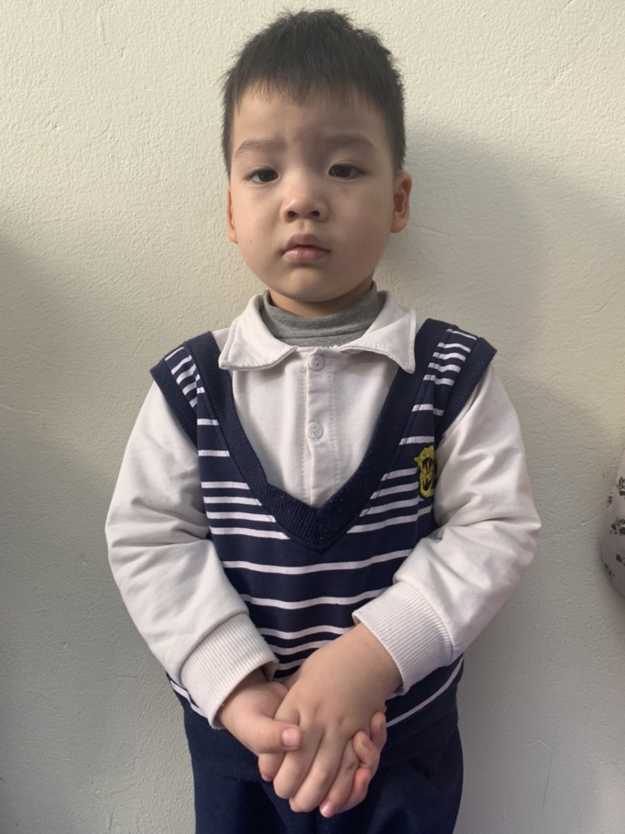 Hai tay nắm hờ vào nhau