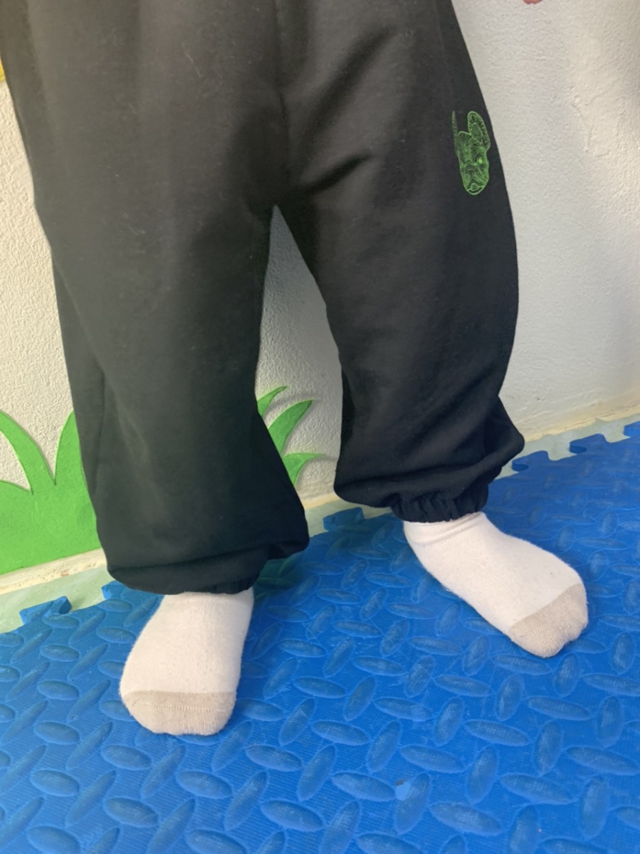 Tư thế hai chân đứng hình chữ V mở( đối với các bạn nam)