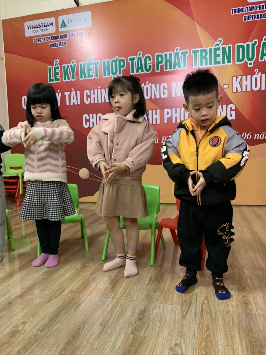 Tiết học nhập môn với các tư thế tạo dáng trên sân khấu của các bé